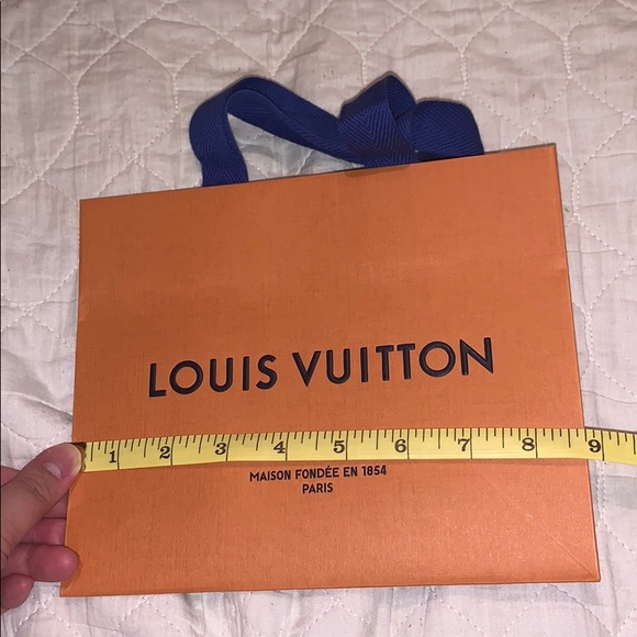 Louis Vuitton gift bag with ribbon - Picture 3 of 5